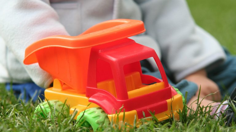 Hvor gør du af børnenes legetøj i haven?