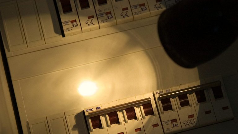 Sådan forholder du dig før og efter en strømafbrydelse