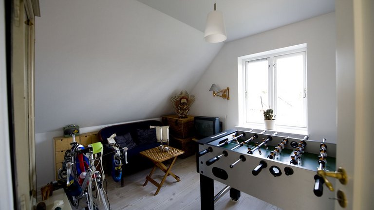 Teenageværelse med plads til bordfodboldbord