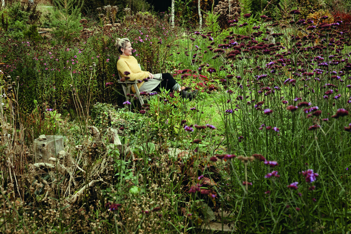 Anni Greve i sin blomsterhave