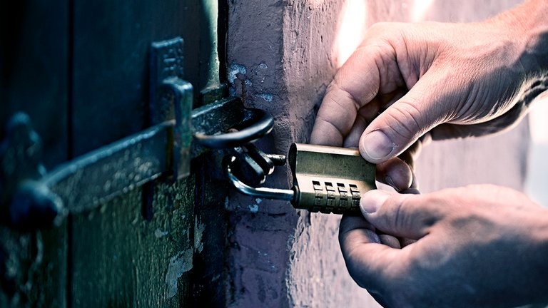 Større risiko for indbrud nytårsaften: Sådan sikrer du din bolig