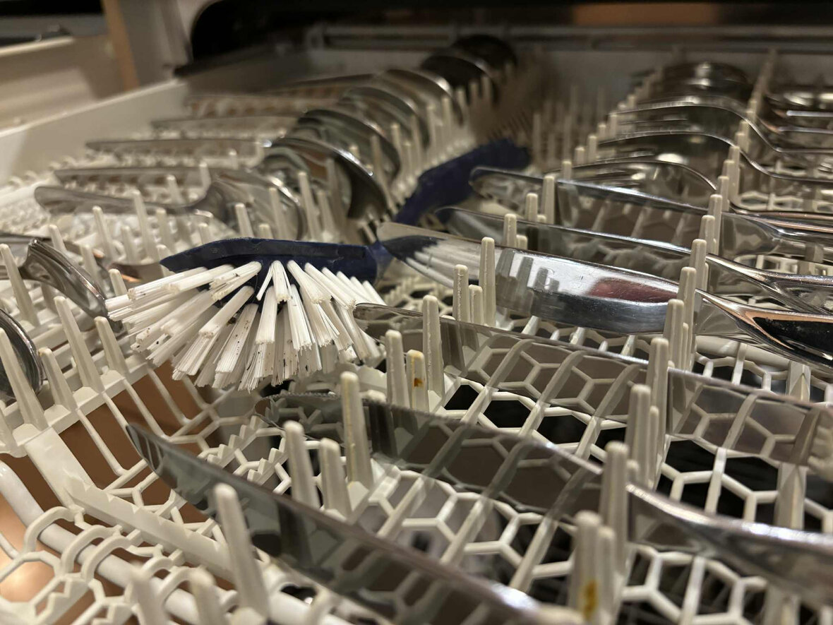 Opvaskebørste i bestikskuffe i opvaskemaskine