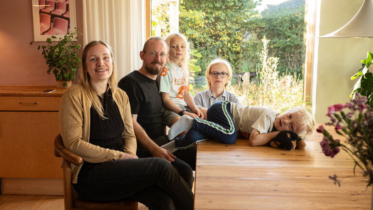 Bo småt: Familie på 5 bor i hus på 99 kvadratmeter