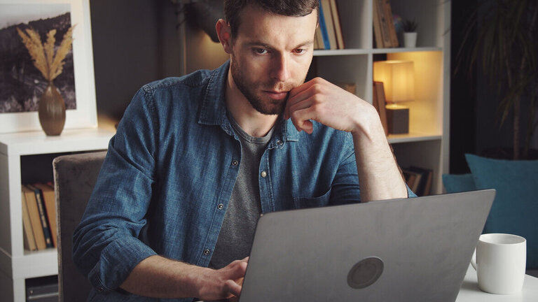 mand tjekker elregning