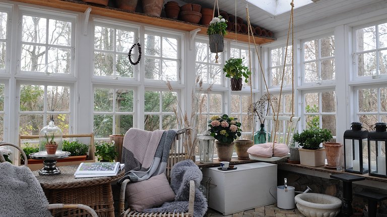 Kombineret drivhus, skur og udestue bygget af genbrugsmaterialer