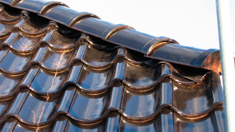 sortglaseret tegltag