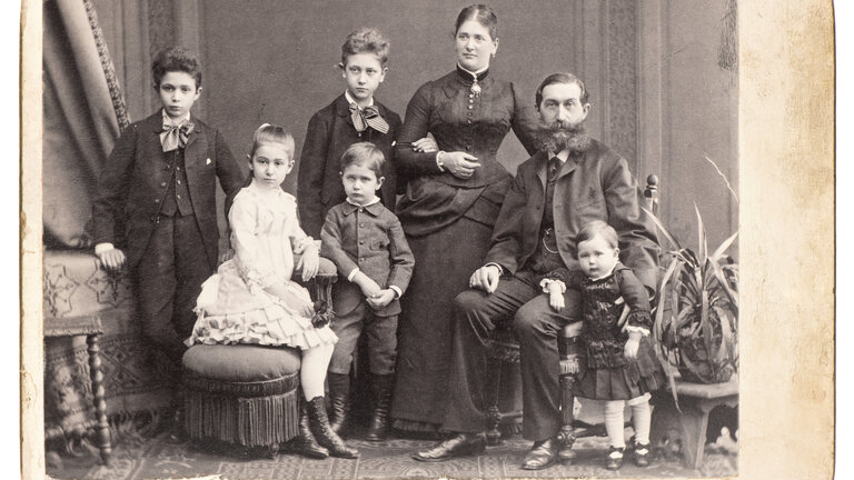 sort hvidt foto af familie fra gamle dage