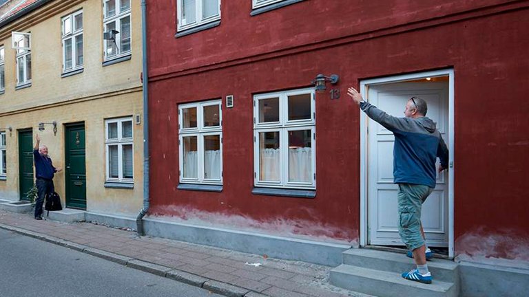 Naboer hilser på hinanden