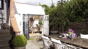 Kig fra gården og ind i garagen, der er blevet omdannet til orangeri