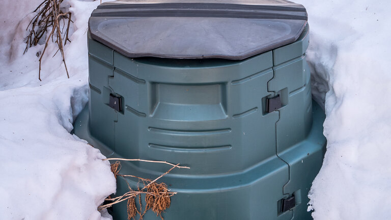 kompostbeholder dækket af sne om vinteren