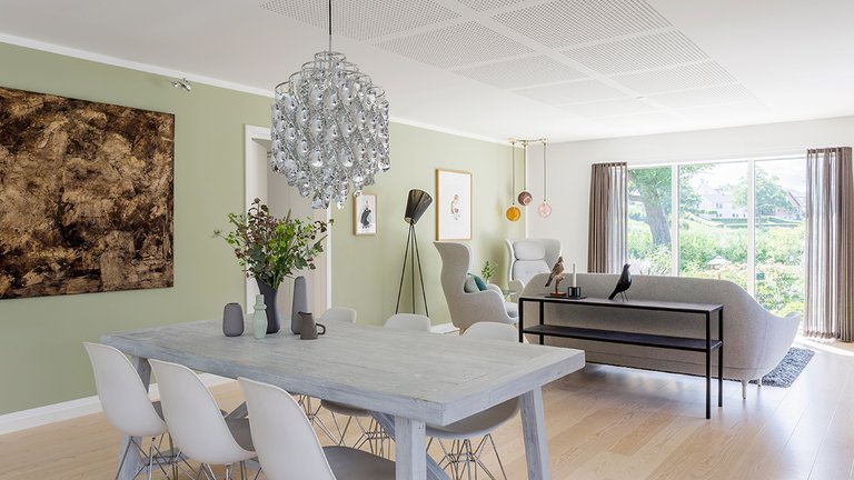 Sofa placeret midt i stuen