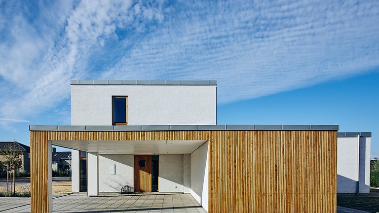 Når kølig funkisstil møder varmt egetræ