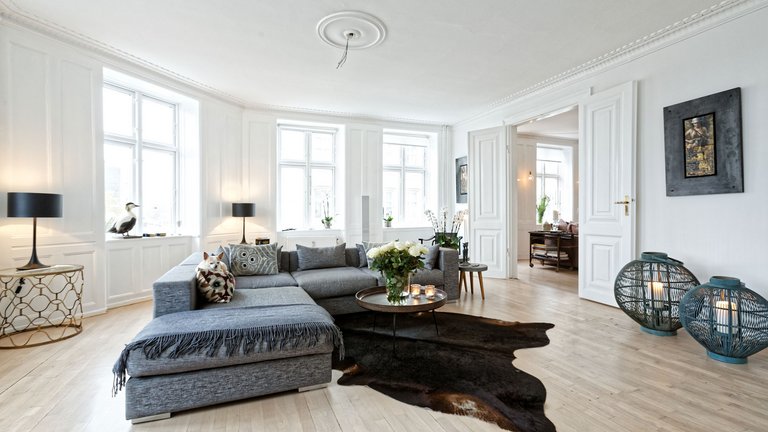 Zebra på gulvet, ko på væggen og en stue til cocktails