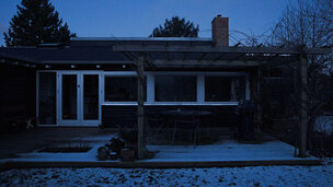 Mørkt hus uden udendørs lys