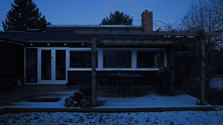 Mørkt hus uden udendørs lys