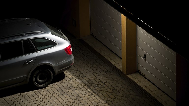 Bil vender i indkørsel