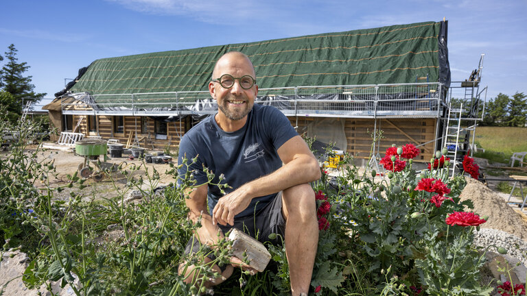 Søren Vester foran sit renoveringsprojekt