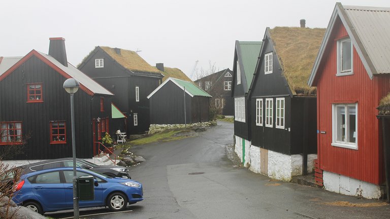 Små huse ligger side om side i bydelen Á Reyni i Tórshavn Bydelen Á Reyni er i dag en af Tórshavns største attraktioner. Men for flere år siden var kvarteret tæt på at blive ryddet. I dag er det populært at eje hus her, og flere af dem er fredede.
