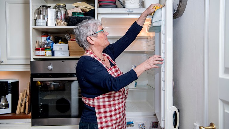 Sådan undgår du, at køleskabet lugter