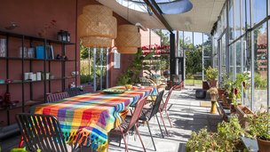 Stort drivhus opført op ad nybygget mur