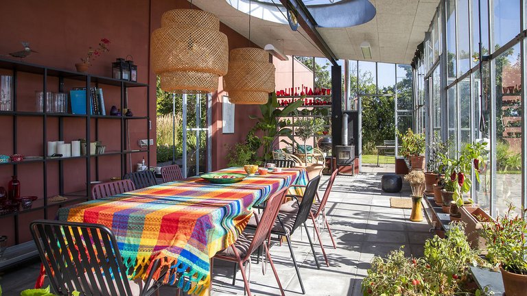 Stort drivhus opført op ad nybygget mur