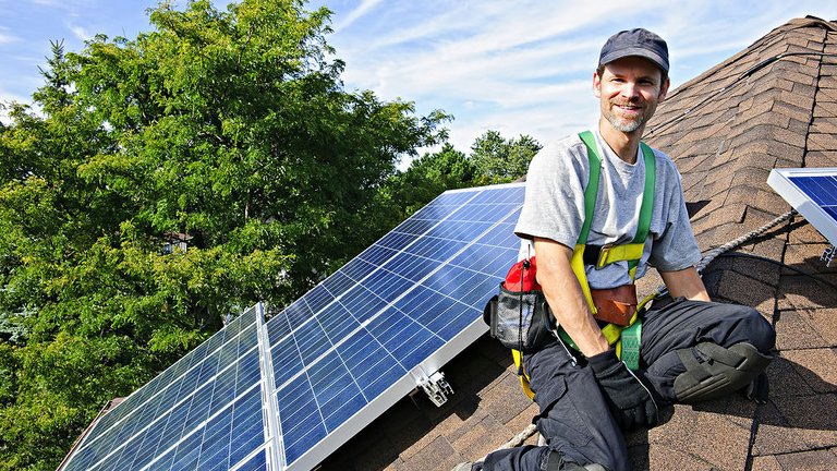 Solvarmeanlæg – få varme og varmt vand fra solen