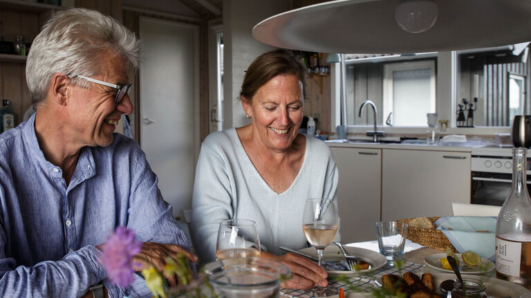 Mand og dame spiser mad og snakker sammen