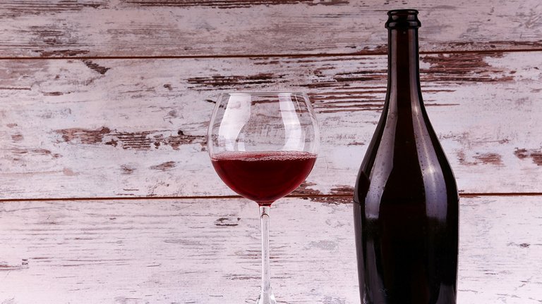 Hvordan fjerner du rødvinspletter fra trægulv?