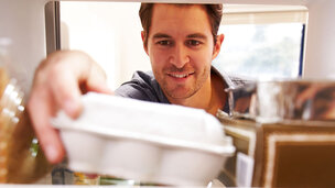 Mand tager æg i køleskab