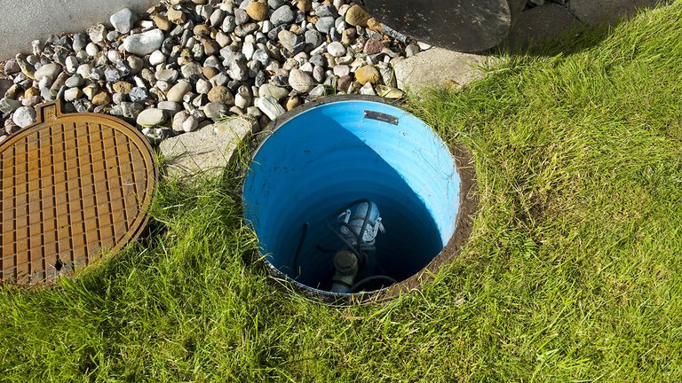 Sådan undgår du, at vandet stiger op gennem afløb og toilet
