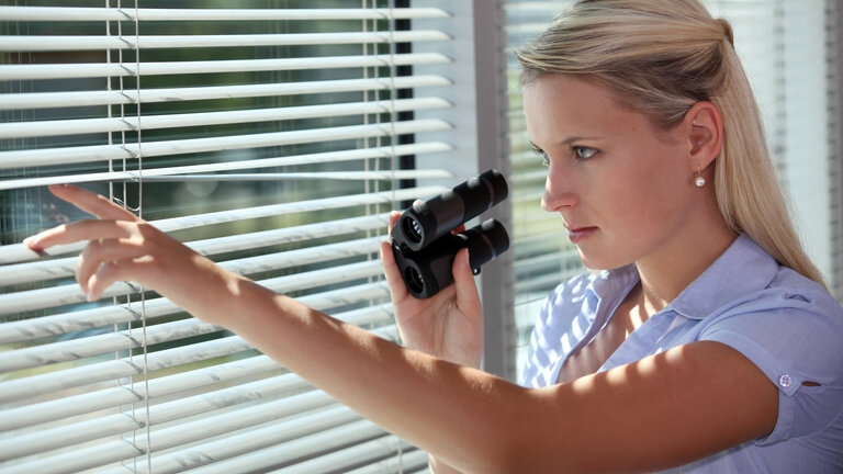 nabo ser ind ad nabos vindue med kikkert i hånden