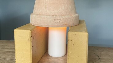 Lerpottemetoden – et tændt stearinlys placeret mellem to mursten med en lerpotte lagt omvendt i omvendt position