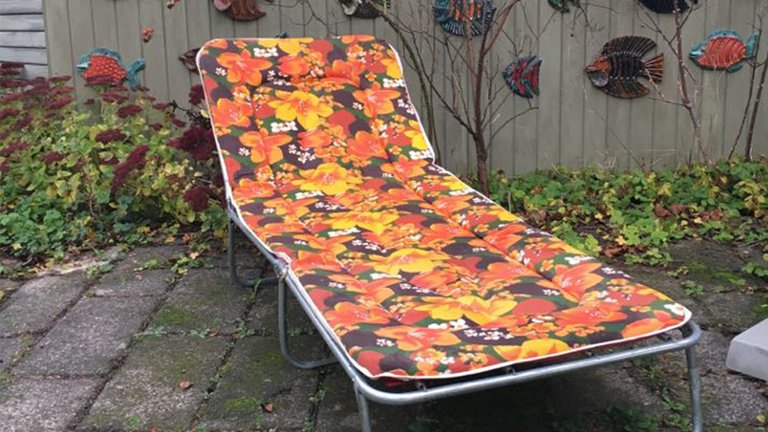 Gammeldags drømmeseng på terrasse