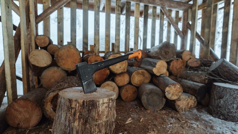 Brændeskur med brænde og økse