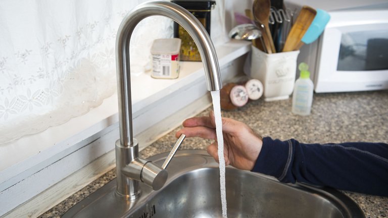 Vand løber langsomt ud af vandhanen - det kan skyldes for lavt vandtryk