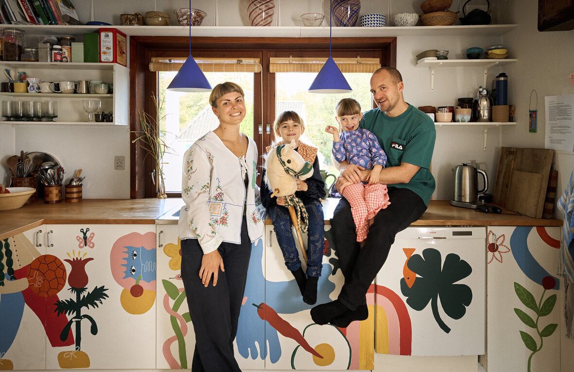 Familie i farverigt køkken