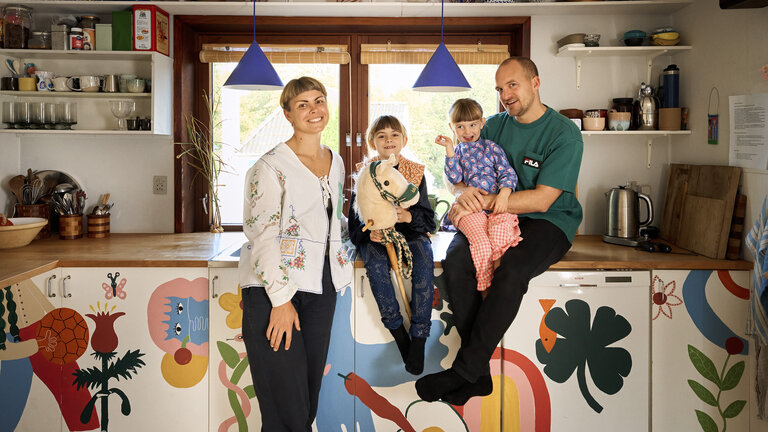 Familie i farverigt køkken 