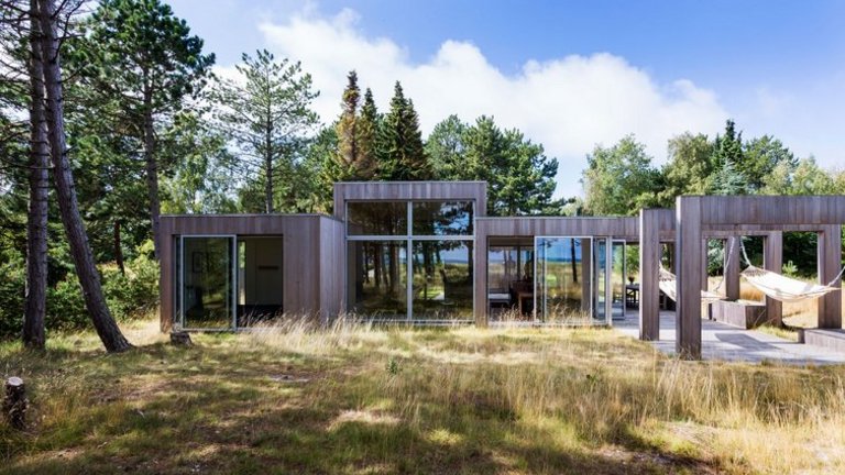 Sommerhuset ved havet: Lys og lyng helt ind i stuen