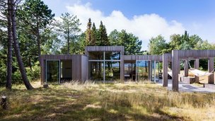 Sommerhuset ved havet: Lys og lyng helt ind i stuen