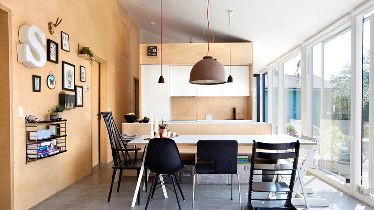 Haveforeningshus på Amager: Krydsfinérvæg og højt til loftet