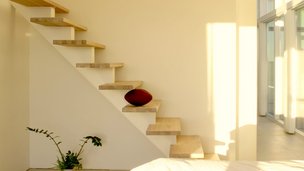 Indvendige trapper: Få overblik over typer, materialer og regler