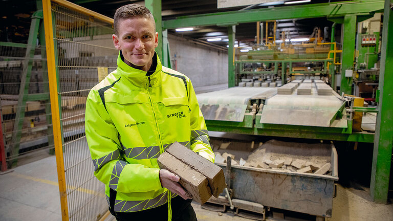 42 timer i op til 1.050 grader: Sådan bliver en mursten til