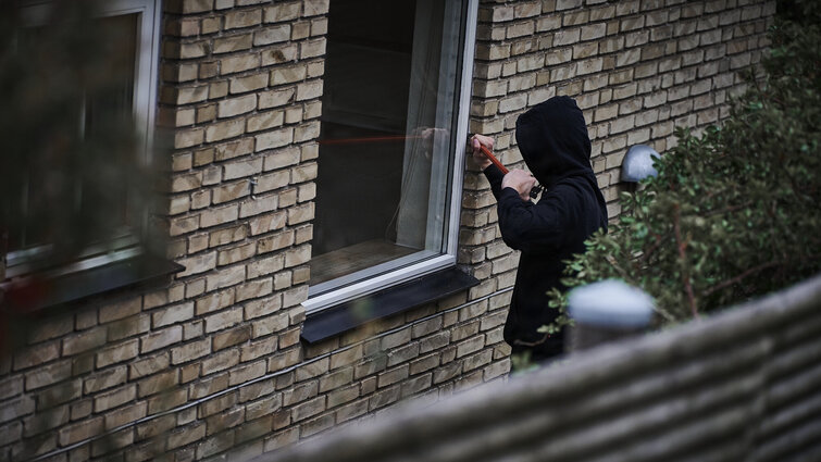 Indbrudstyv bryder ind i hus med koben