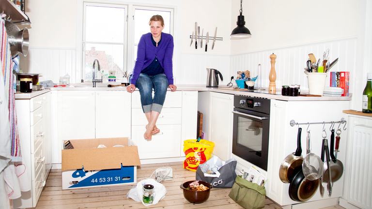 Affaldssortering i køkken i lejlighed