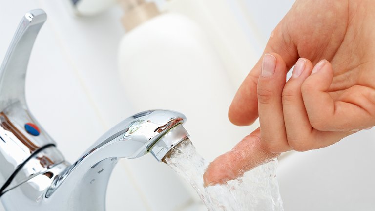 Finger mærker på vand fra vandhane