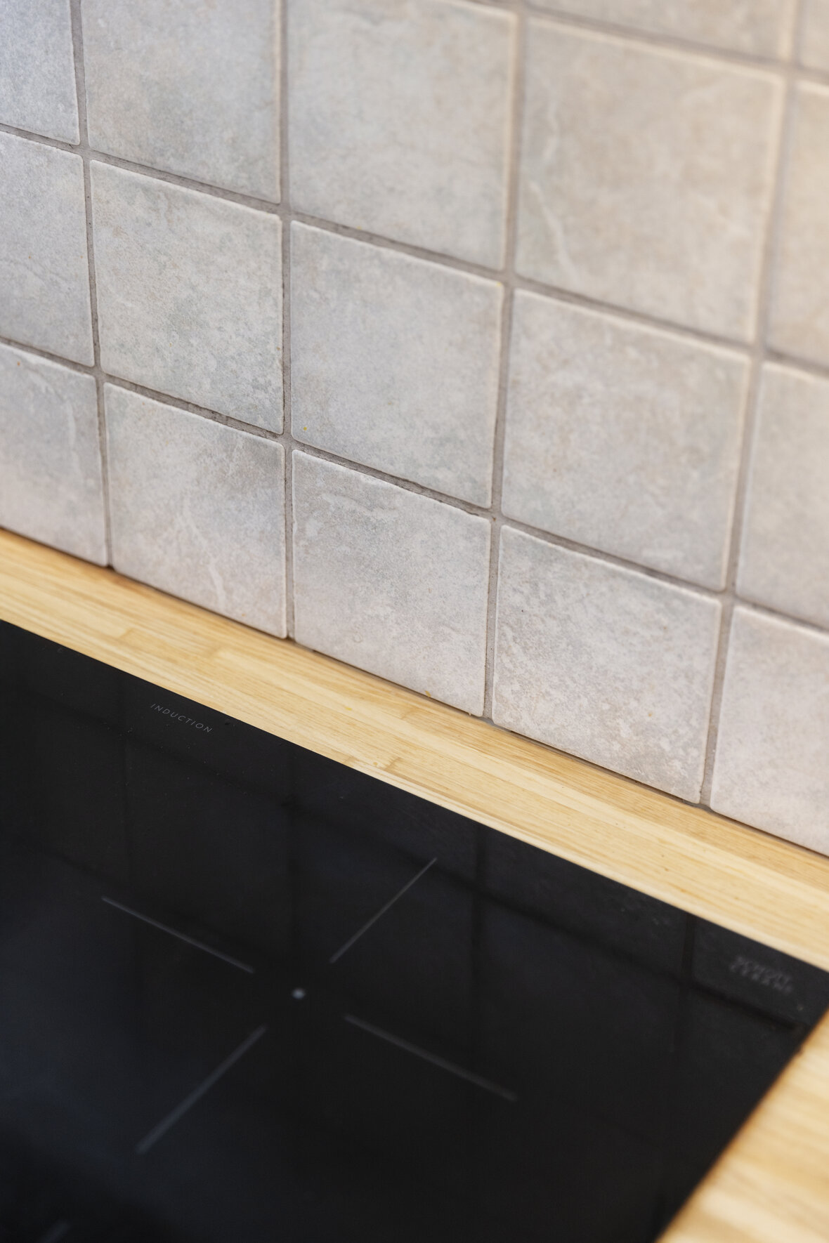 Manglende fuge mellem fliser og køkkenbord