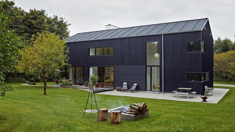 Sort lade i skoven som familiebolig