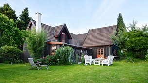 Sort træhus fuld af farver