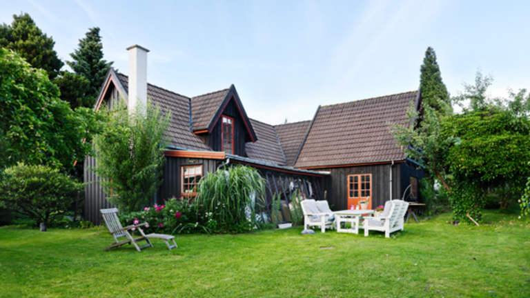 Sort træhus fuld af farver