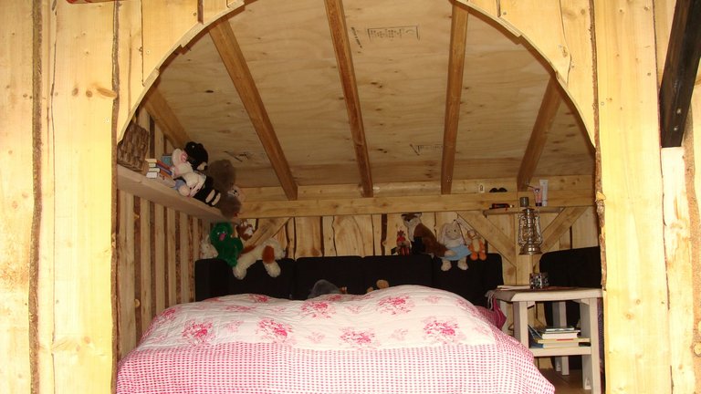 Familie sover udendørs i shelter